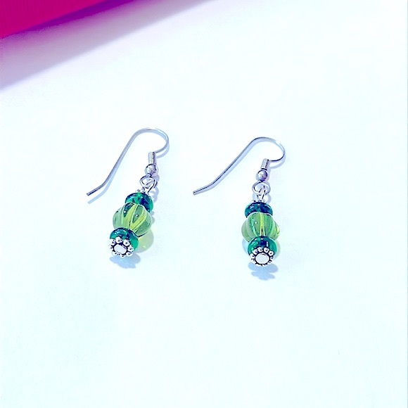 🍀Lovely Greens Shades Glass Beaded Dangle Earrings Silver Fishhook Handcrafted - Picture 2 of 16